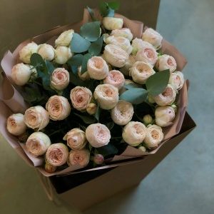 Моно из кустовых пионовидных роз