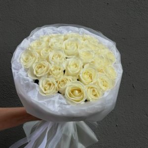 25 эквадорских роз 40 см в круглой упаковке